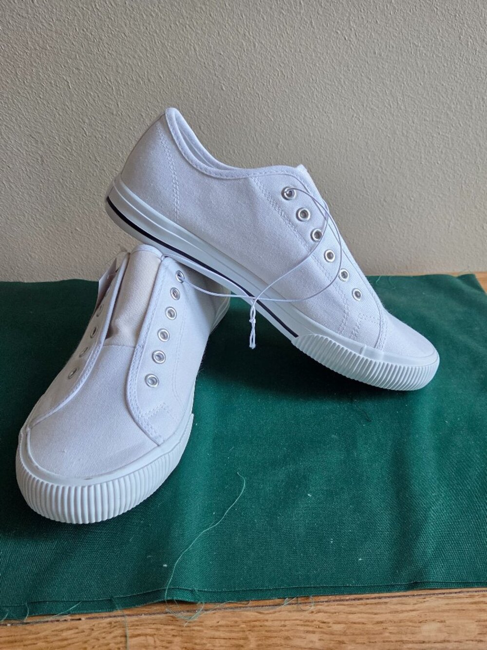 Hurley Size 7.5 Ladies Chloe Casual Slip-on Canvas Sneaker Shoes White NEW